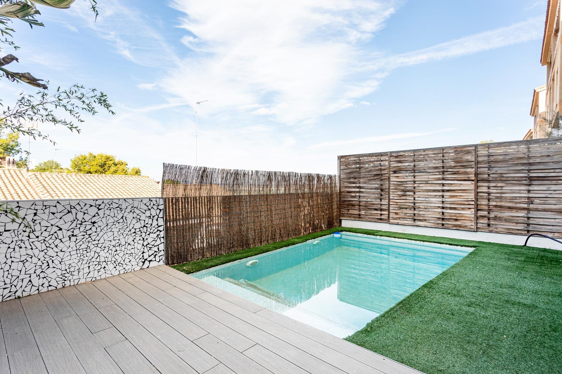 Piscina de Casa adosada en venta en Chiva con Aire acondicionado, Calefacción y Jardín privado