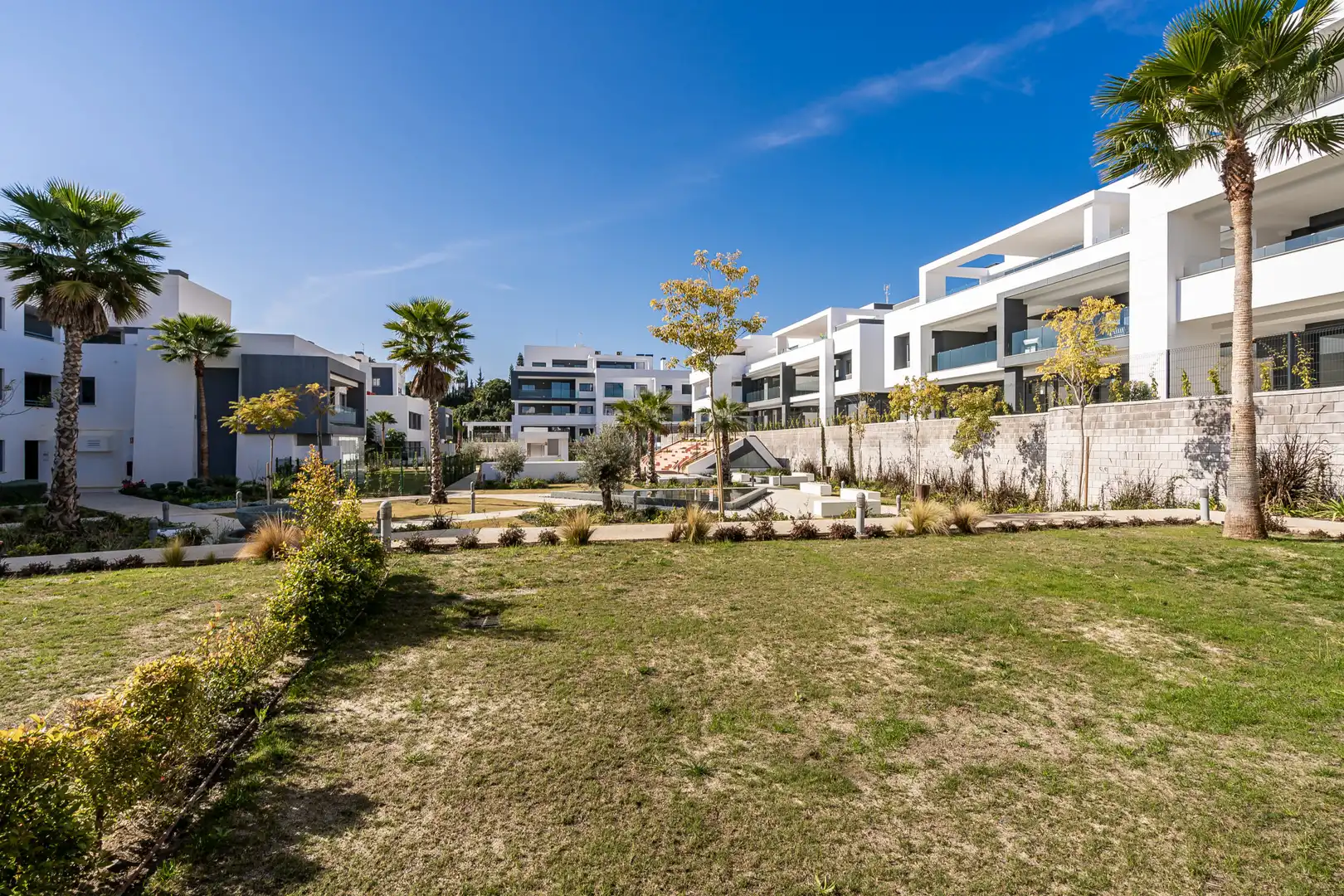 Außenansicht von Erdgeschoss zum Verkauf in Estepona mit Klimaanlage, Terrasse und Schwimmbad