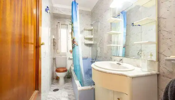 Baño de Piso en venta en Granada con Calefacción, Terraza y Balcón
