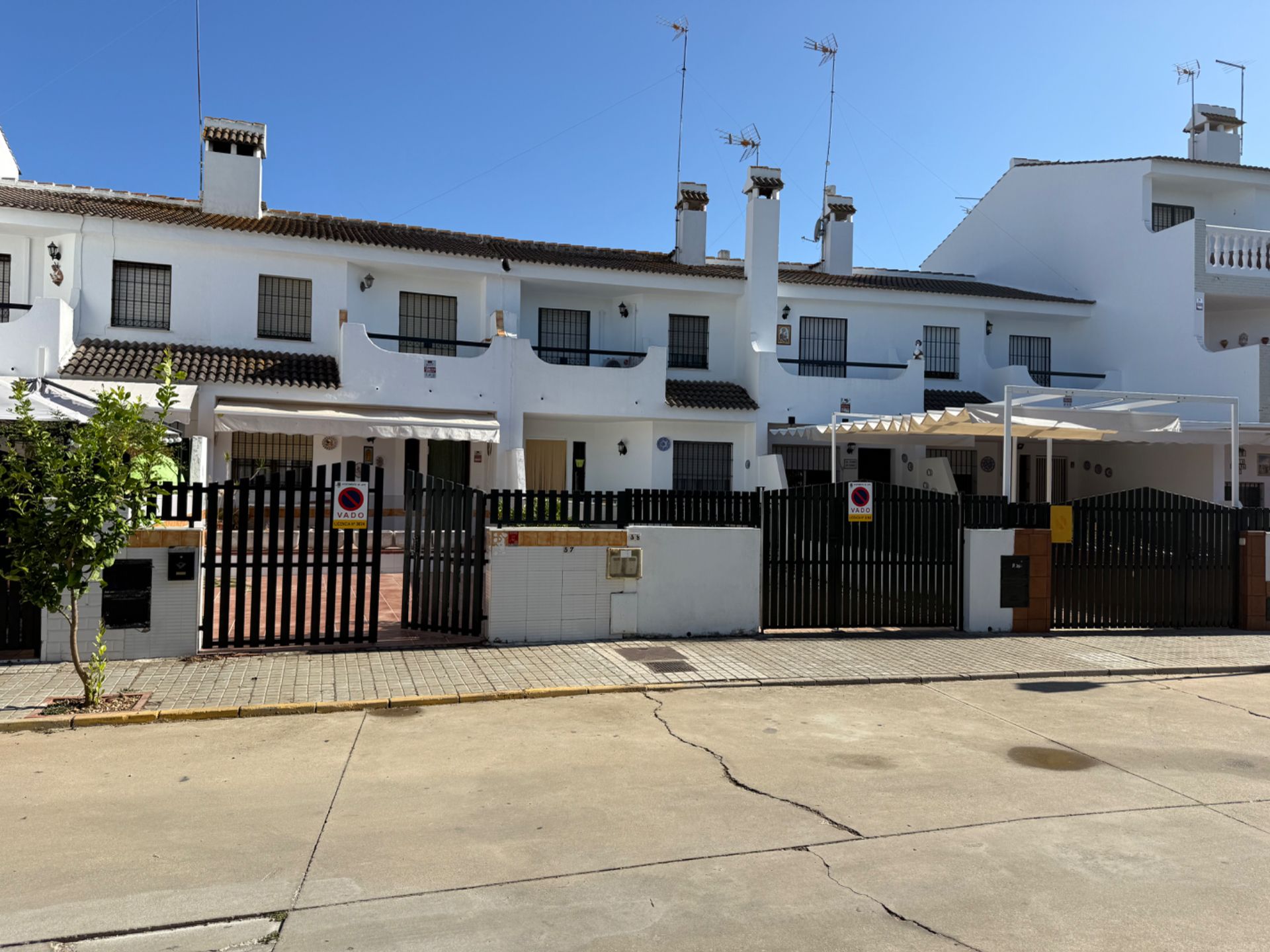 Vista exterior de Casa adosada de lloguer en La Antilla amb Aire condicionat, Calefacció i Jardí privat