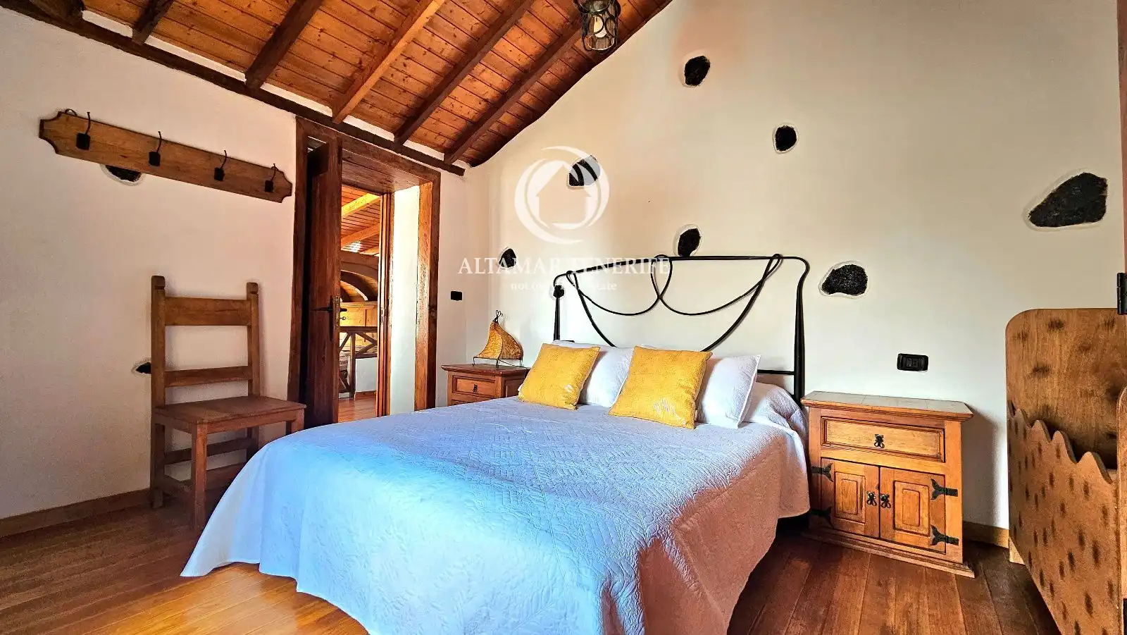 Habitación de Casa adosada en venta en Santiago del Teide con Terraza, Trastero y Amueblado