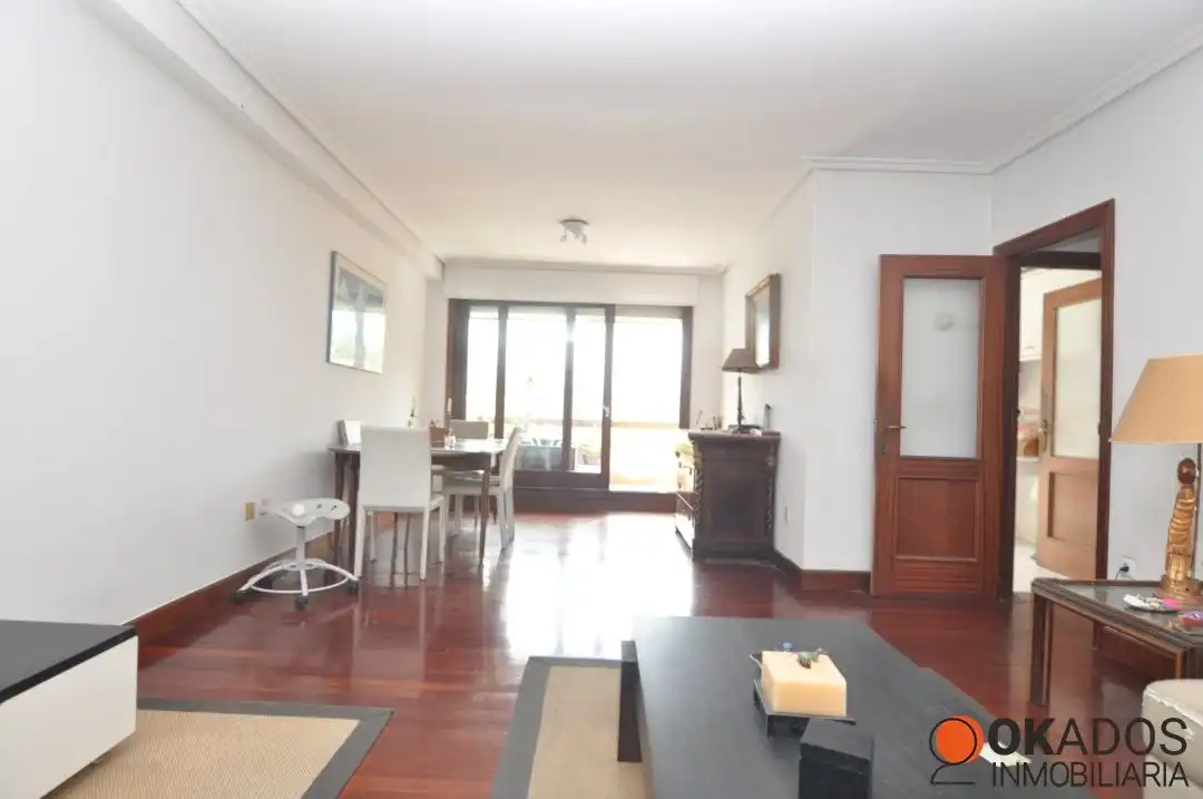 Sala d'estar de Pis en venda en Donostia - San Sebastián  amb Calefacció, Terrassa i Traster