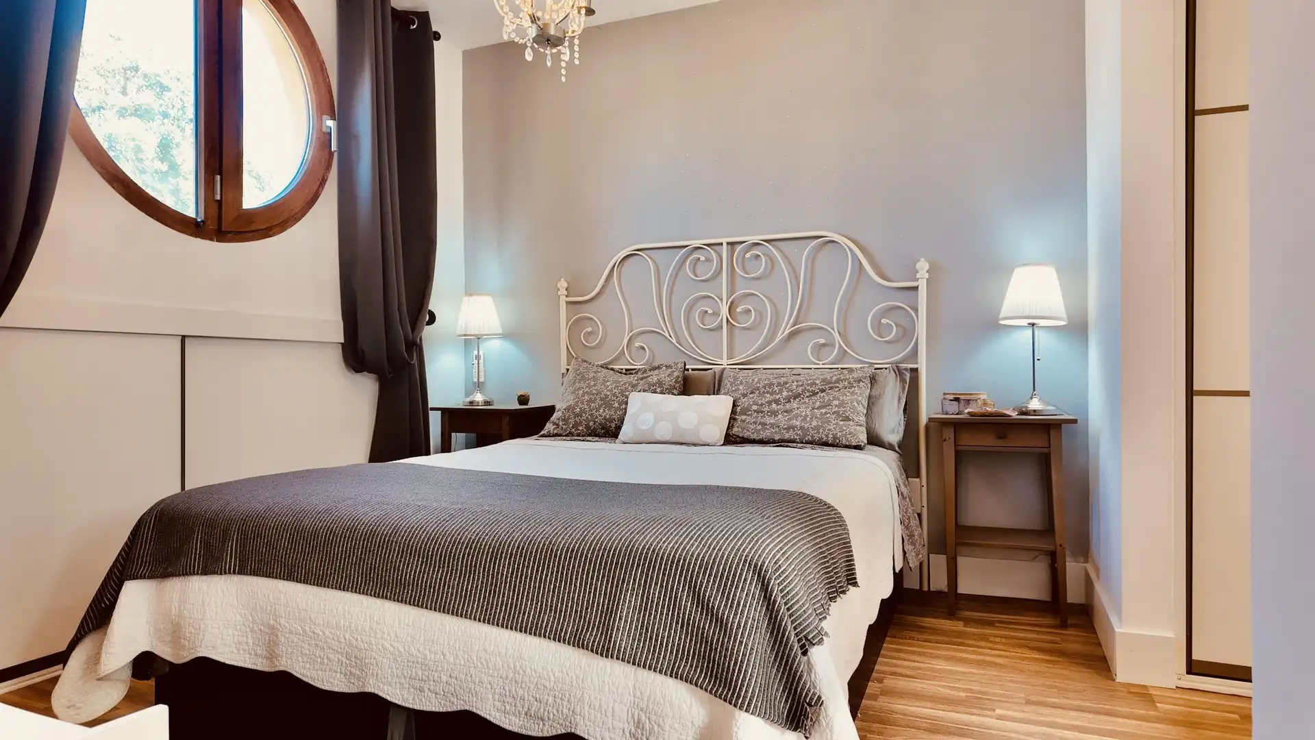 Habitación de Casa adosada en venta en Marbella con Jardín privado, Alarma y Piscina comunitaria