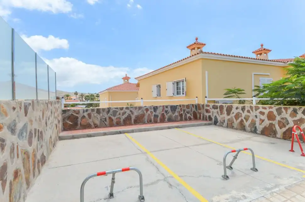 Parking de Apartamento de alquiler en Mogán con Terraza y Piscina comunitaria