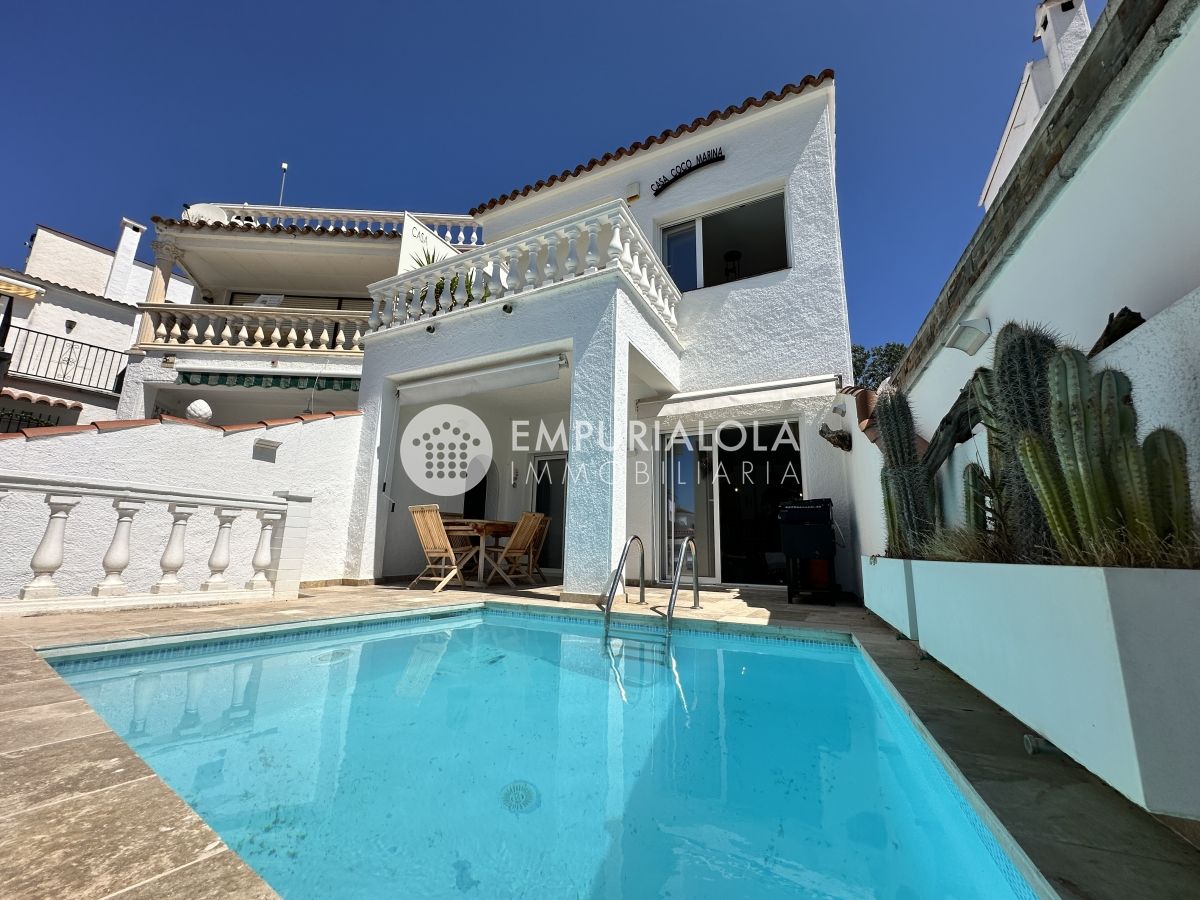 Vista exterior de Casa o chalet en venta en Empuriabrava con Aire acondicionado, Piscina y Amueblado