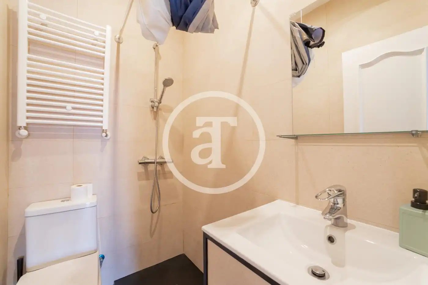 Bathroom of Flat for rent in Madrid  with Air Conditioner, Heating and Furnished