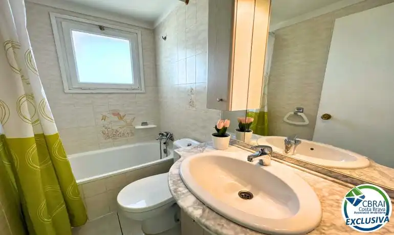 Bany de Apartament en venda en Roses amb Calefacció i Moblat