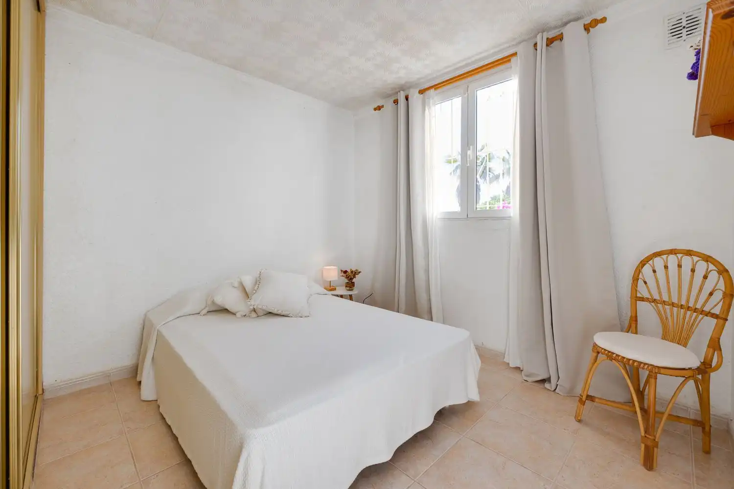 Habitación de Casa adosada en venta en Torrevieja con Aire acondicionado, Calefacción y Jardín privado