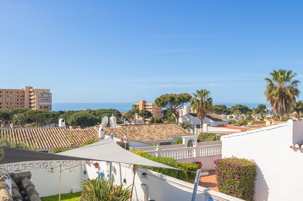 Exterior view of House or chalet for sale in Mijas  with Air Conditioner, Heating and Private garden