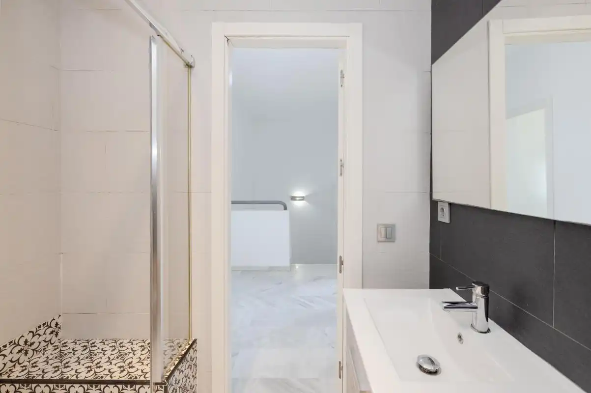Baño de Casa adosada en venta en Valencina de la Concepción con Aire acondicionado, Calefacción y Terraza
