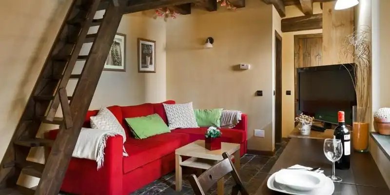 Sala d'estar de Finca rústica en venda en Majaelrayo amb Jardí privat, Traster i Moblat
