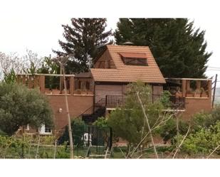 Vista exterior de Casa o xalet en venda en Medrano amb Aire condicionat, Terrassa i Piscina