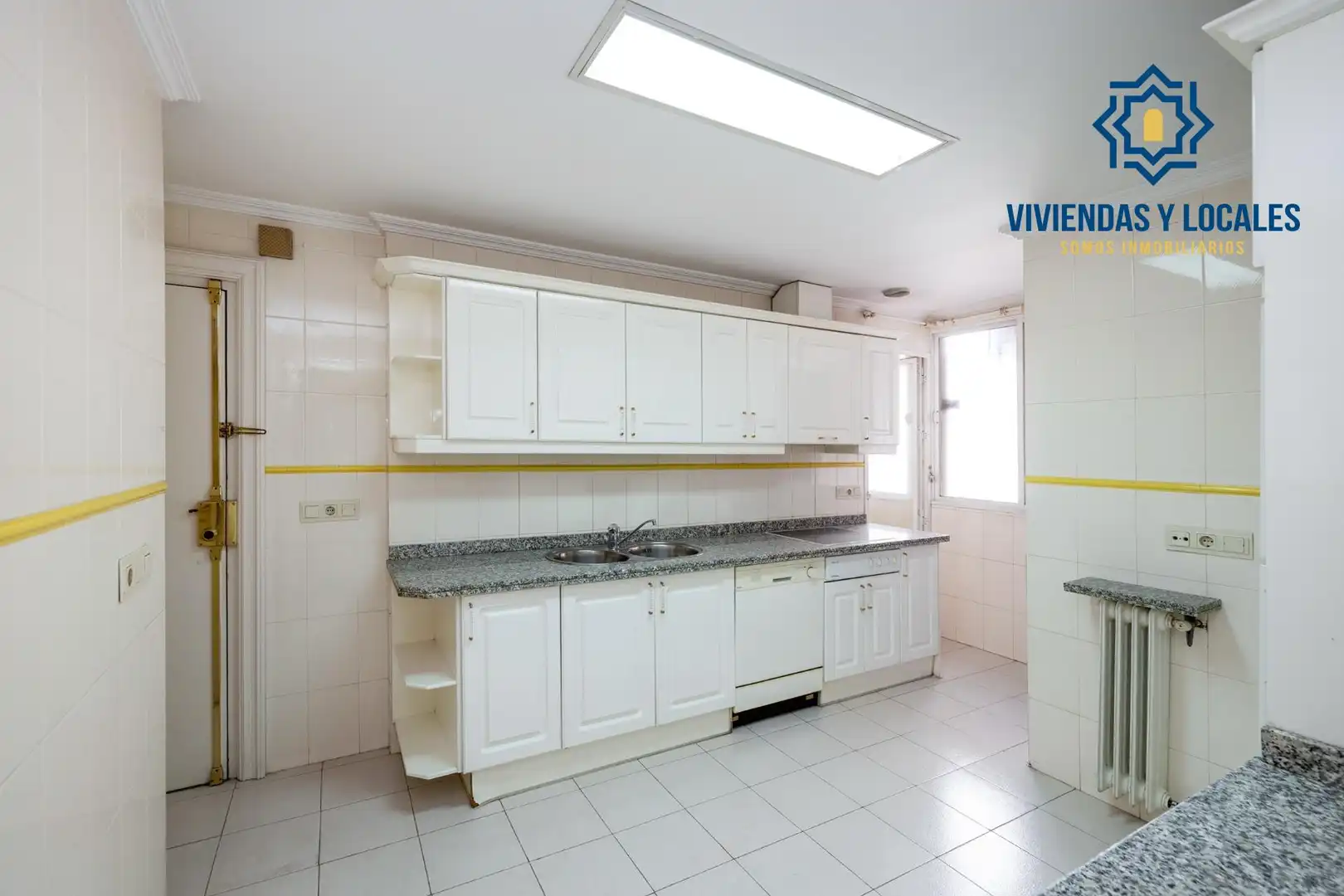 Kitchen of Flat for sale in Granada
