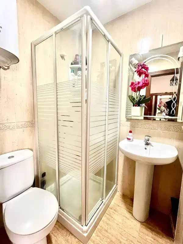 Badezimmer von Wohnungen zum Verkauf in Roquetas de Mar mit Klimaanlage, Heizung und Terrasse