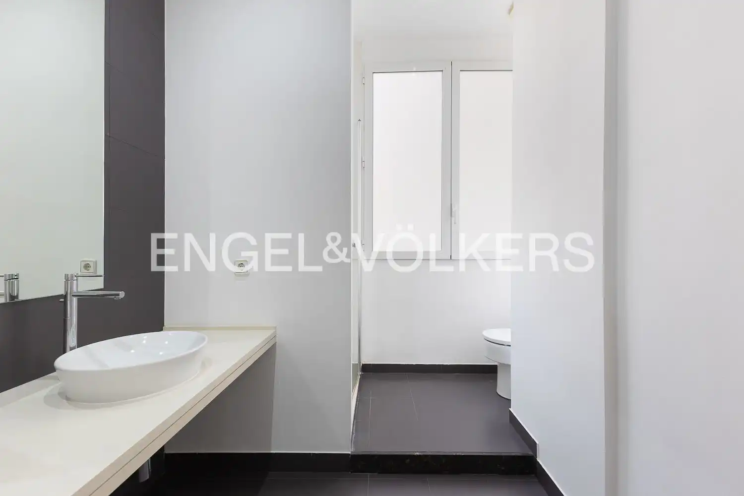 Bathroom of Flat for rent in Valencia  with Air Conditioner, Heating and Parquet flooring