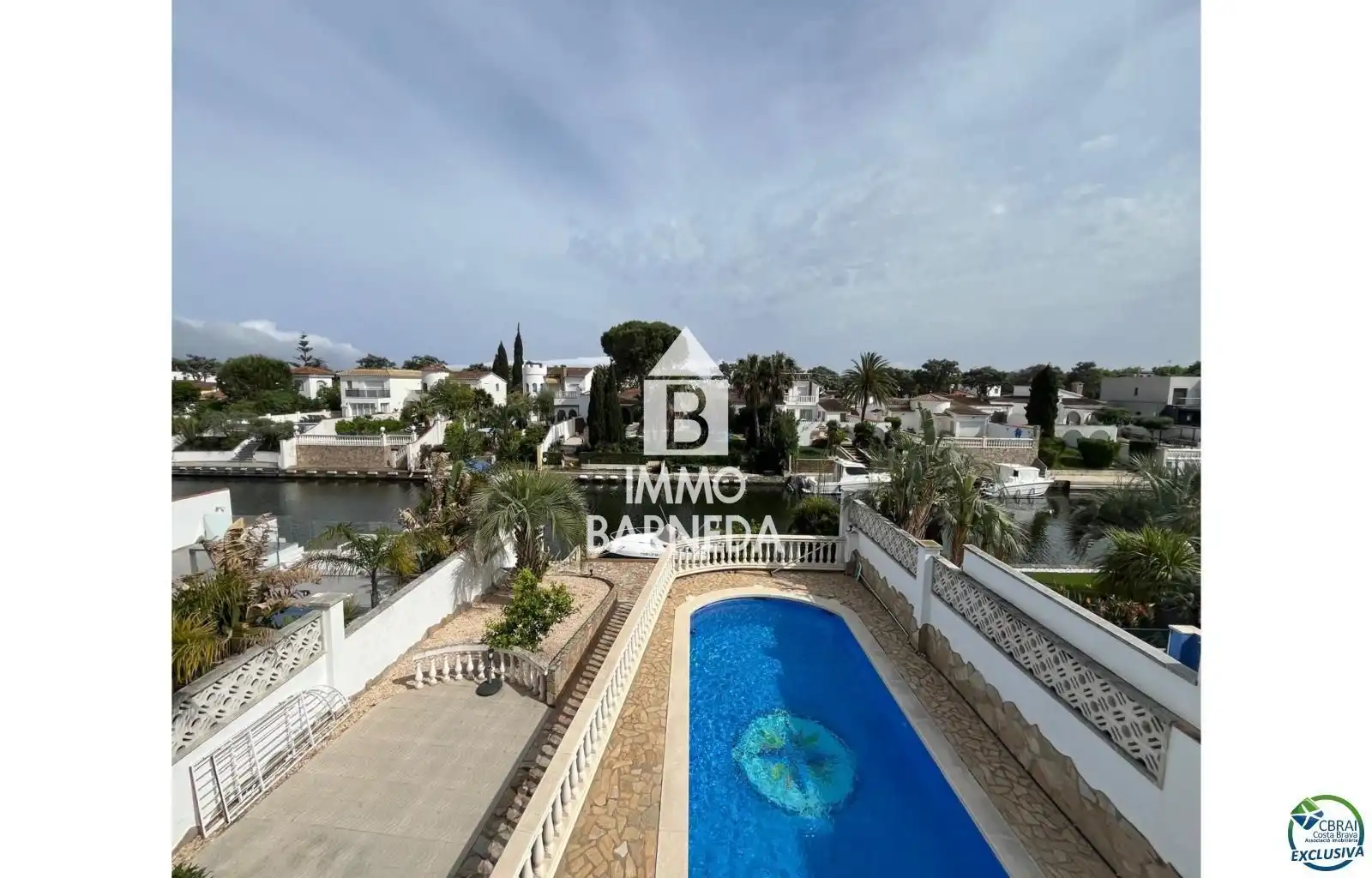 Vista exterior de Casa o xalet en venda en Empuriabrava amb Calefacció, Jardí privat i Terrassa