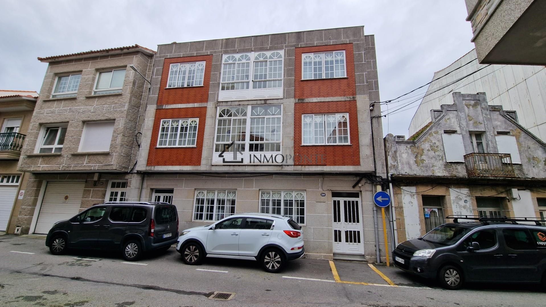 Vista exterior de Casa adosada en venda en O Grove   amb Jardí privat