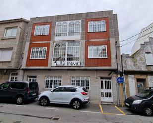 Vista exterior de Casa adosada en venda en O Grove   amb Jardí privat