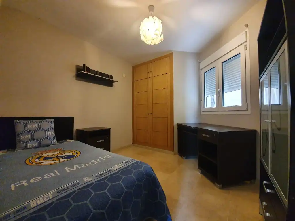 Schlafzimmer von Wohnung zum Verkauf in La Línea de la Concepción mit Möbliert, Ofen und Mikrowelle