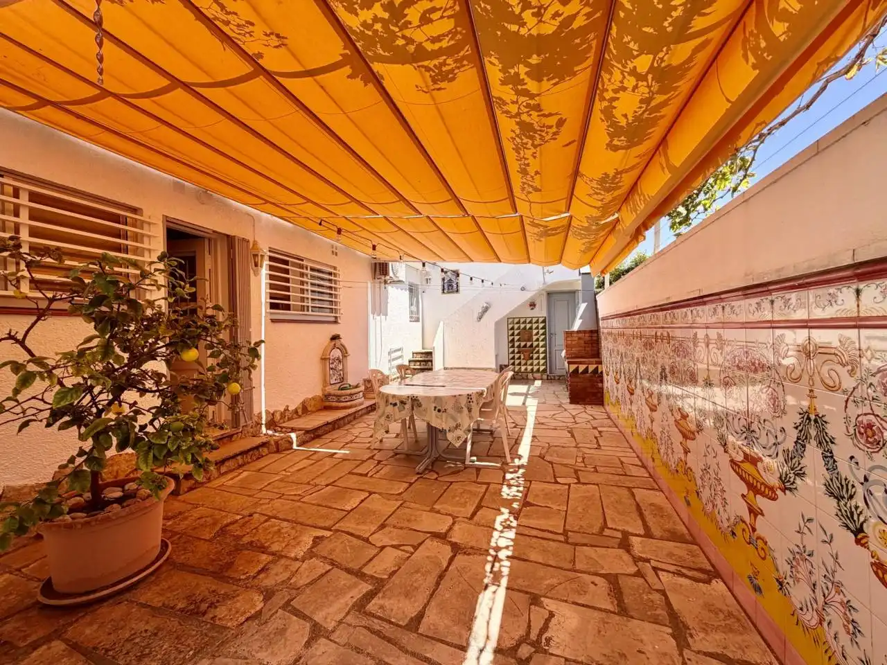 Terrassa de Casa o xalet en venda en Mont-roig del Camp amb Aire condicionat, Calefacció i Jardí privat