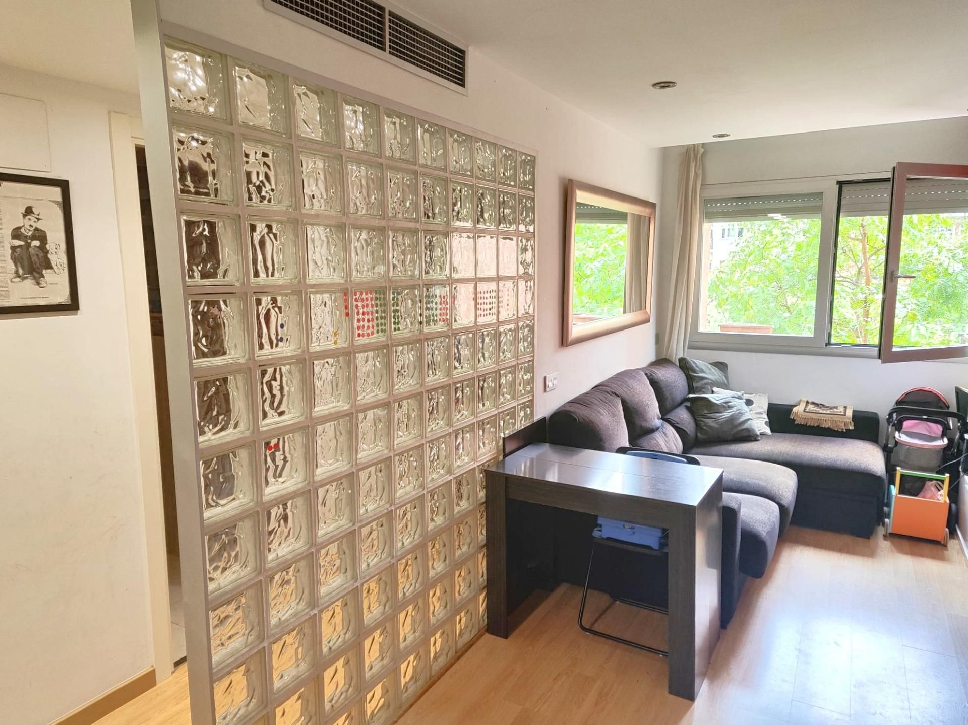 Living room of Flat for sale in  Barcelona Capital  with Air Conditioner and Parquet flooring