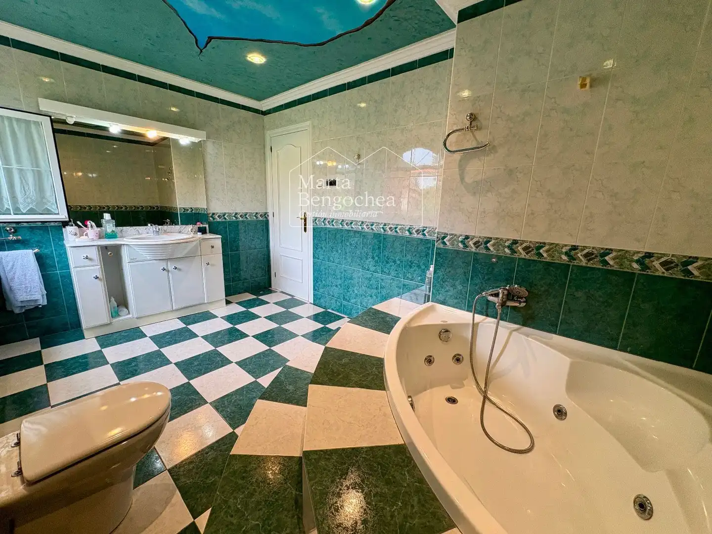 Bathroom of Houses for sale in Zigoitia  with Heating, Private garden and Swimming Pool