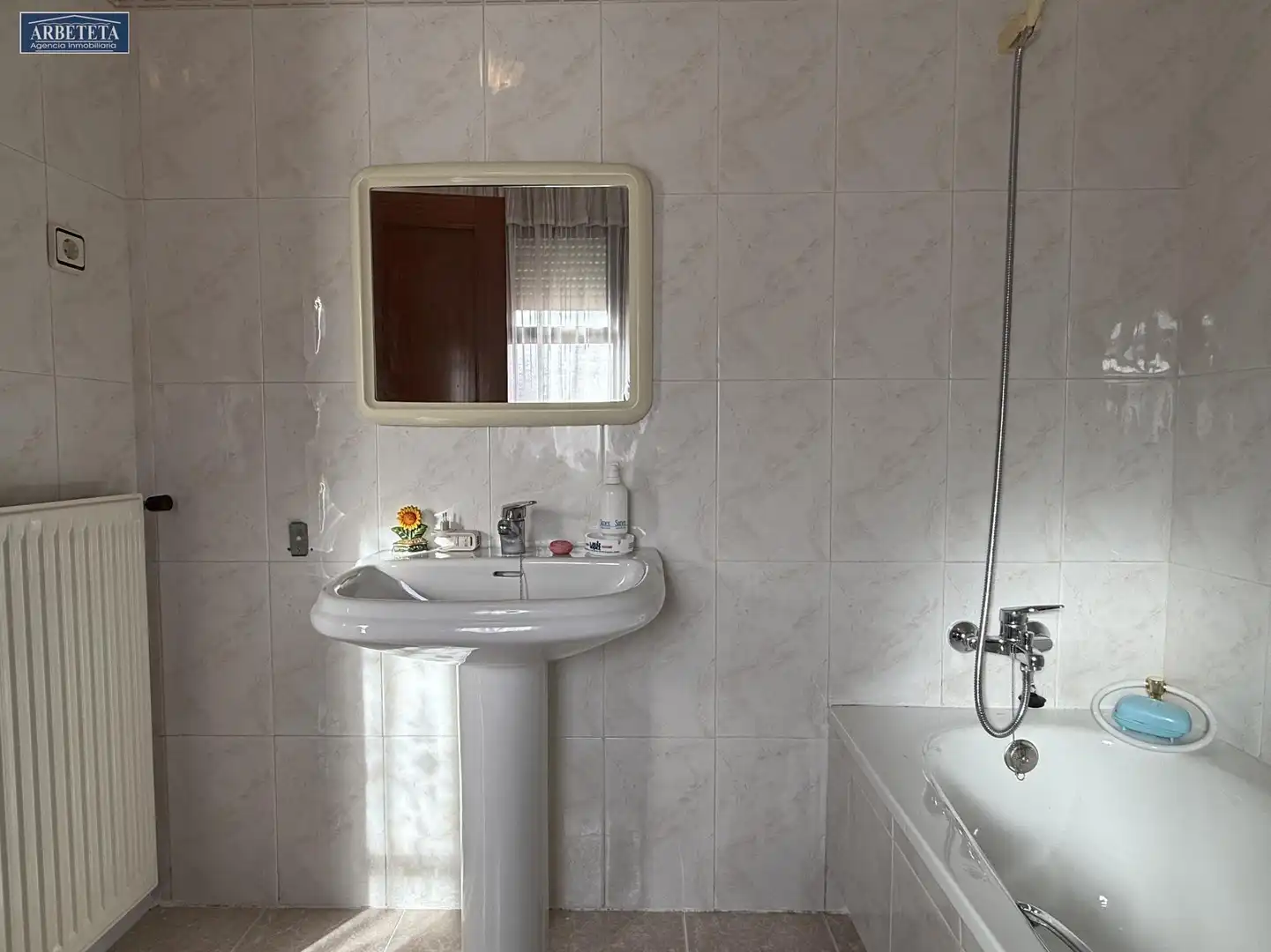 Badezimmer von Einfamilien-Reihenhaus zum Verkauf in Guadalajara mit Heizung, Parkett und Terrasse