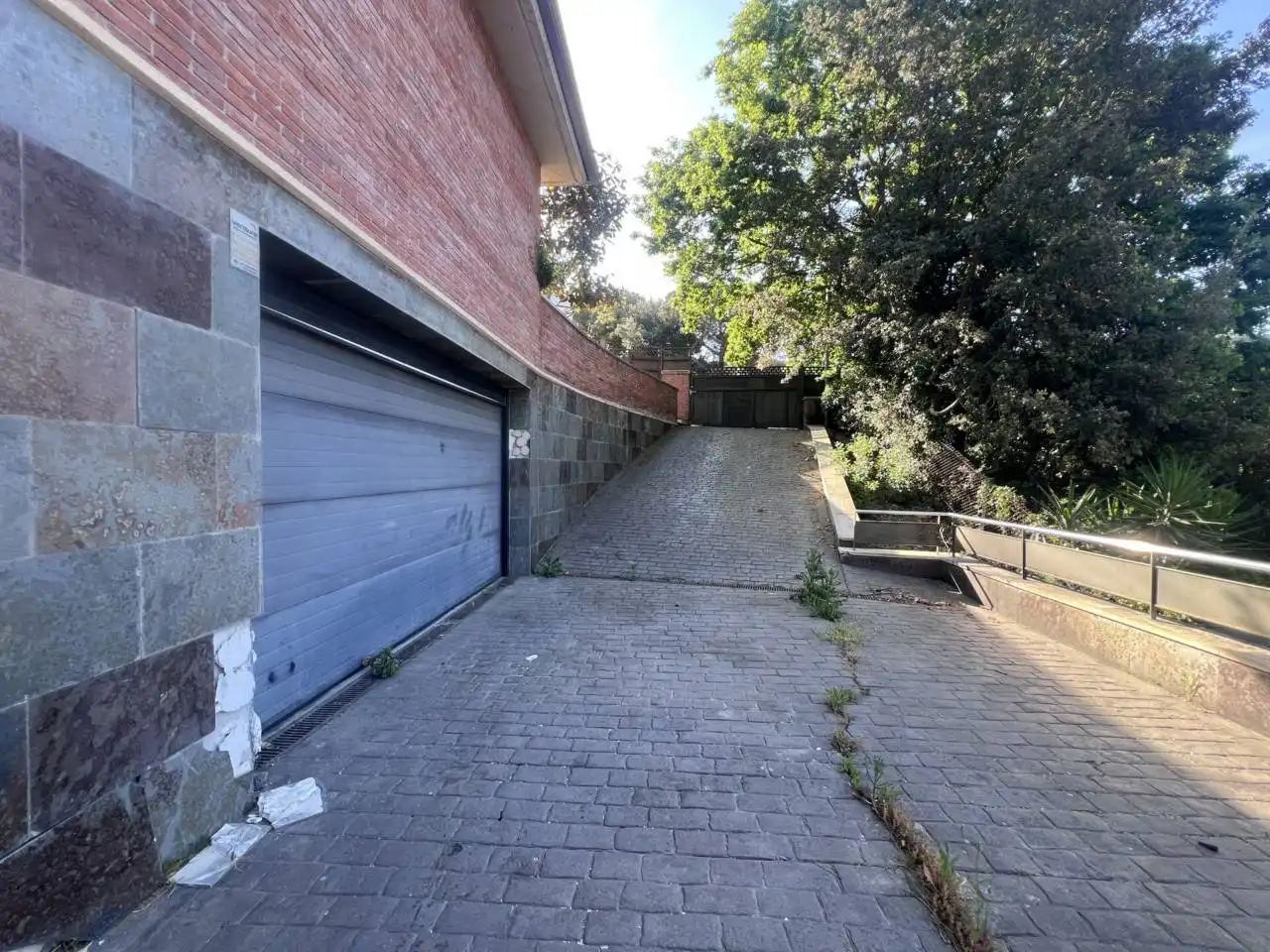 Aparcament de Casa o xalet en venda en Vilanova del Vallès amb Jardí privat, Terrassa i Piscina