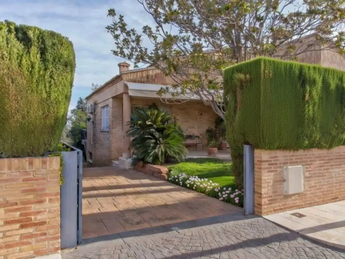 Chalet con piscina en venta en MANUEL OLIAG 6, imagen 3