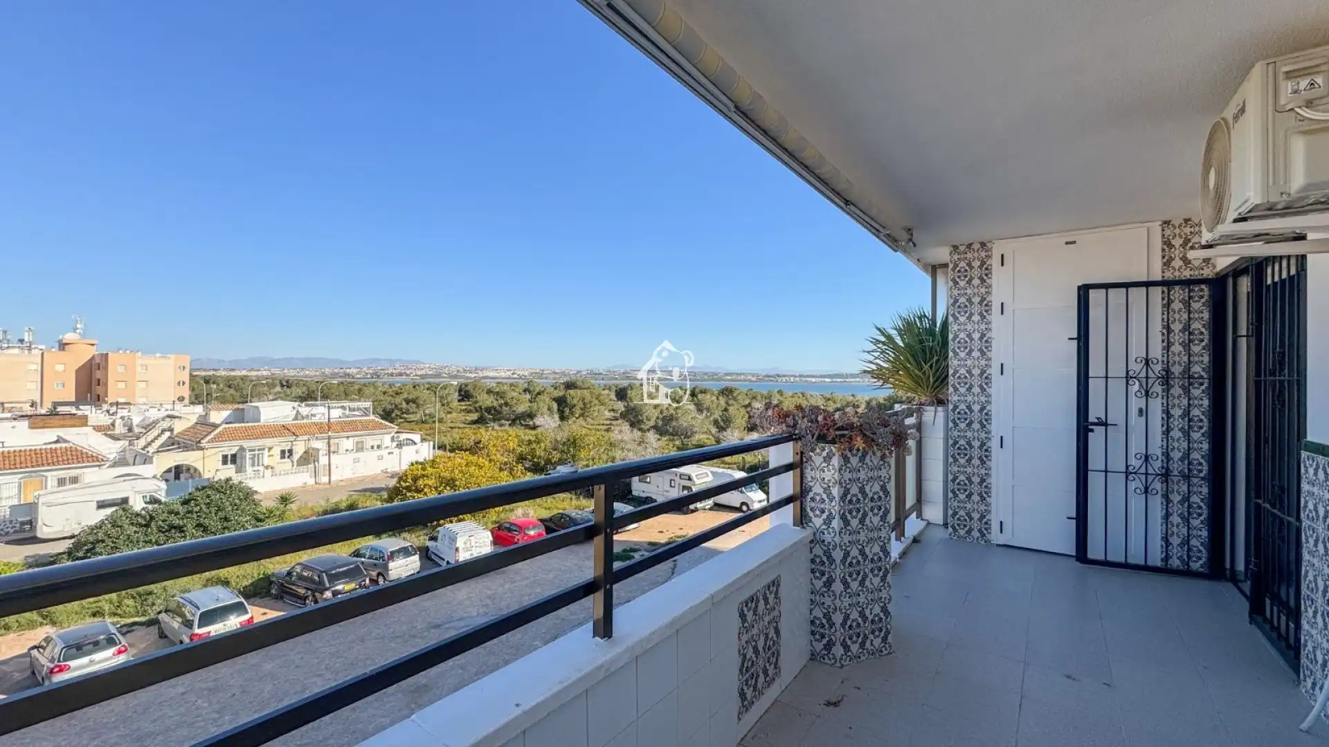 Vista exterior de Apartamento de alquiler en Torrevieja con Aire acondicionado, Terraza y Lavadora