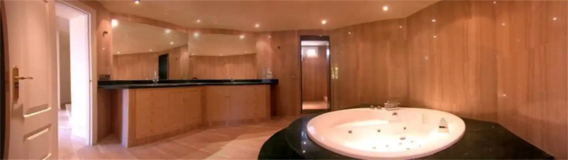 Bany de Casa o xalet en venda en Estepona amb Aire condicionat, Piscina i Balcó