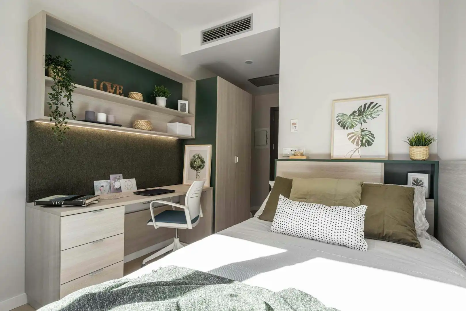 Bedroom of Flat for share in Sevilla  with Air Conditioner, Heating and Furnished