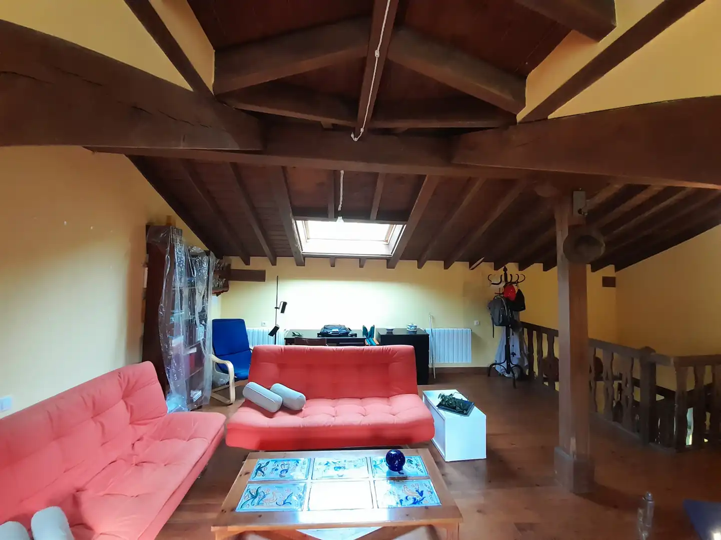 Sala d'estar de Casa adosada en venda en Caso amb Calefacció, Terrassa i Traster