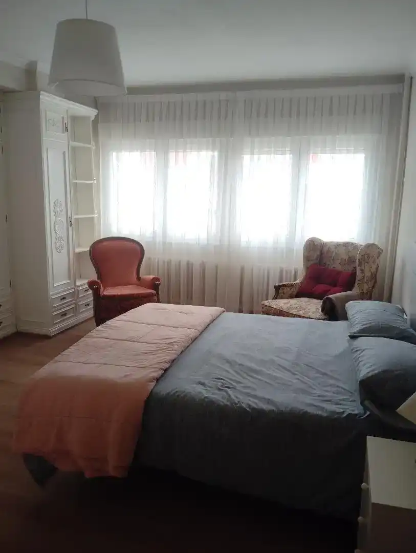 Schlafzimmer von Wohnung zur Miete in Lugo mit Privatgarten, Abstellraum und Möbliert