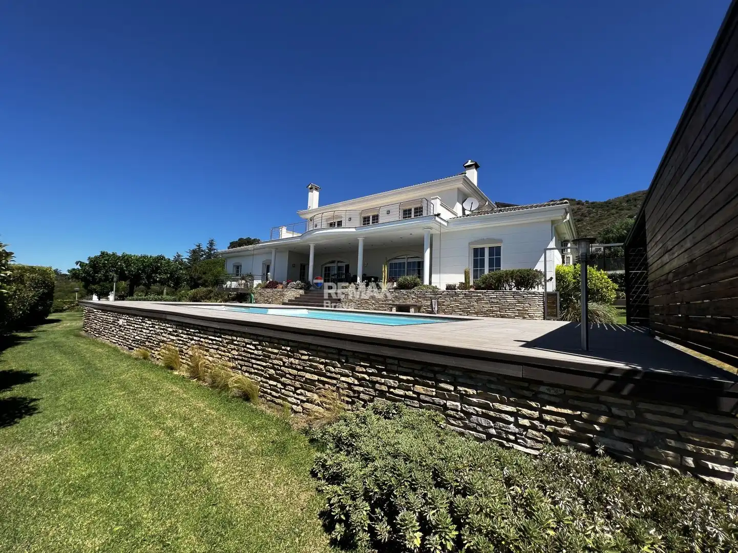 Vista exterior de Casa o xalet en venda en Pau amb Aire condicionat, Jardí privat i Terrassa