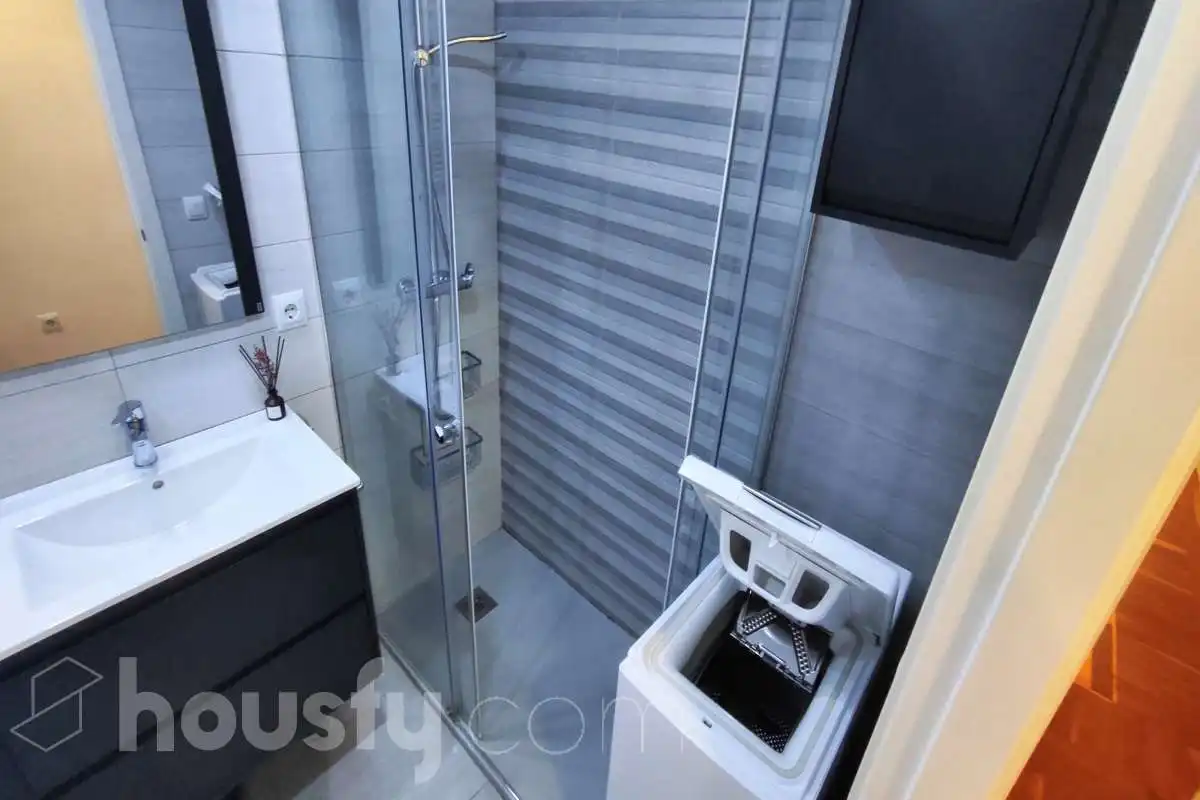 Bathroom of Flat for rent in Madrid  with Air Conditioner, Terrace and Furnished