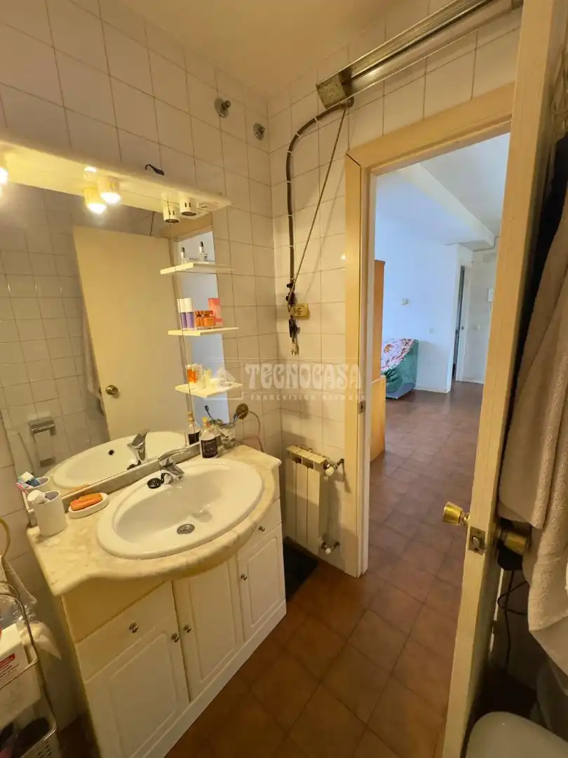 Bathroom of Flat for sale in Madrid