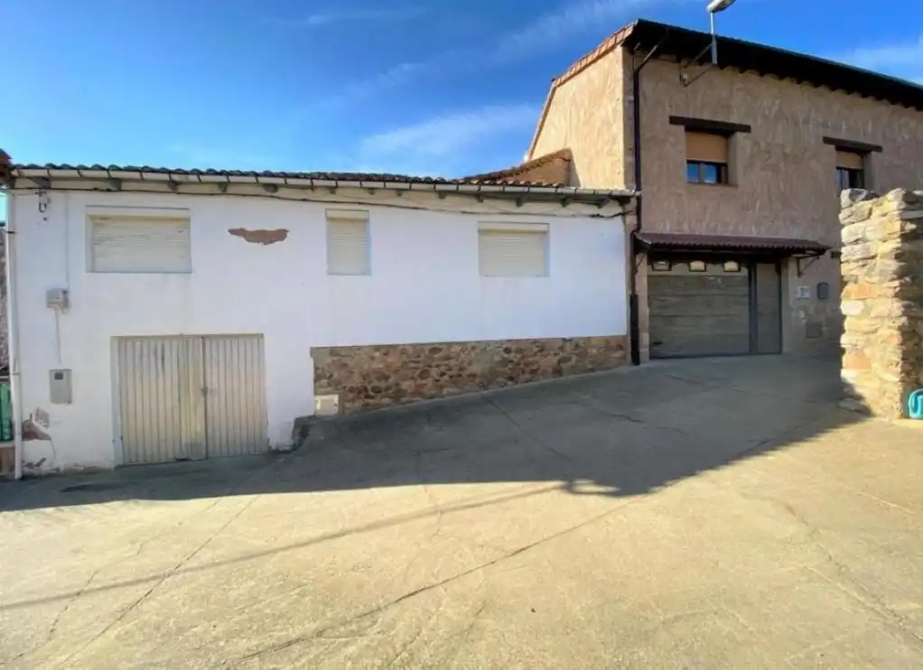 Vista exterior de Casa o xalet en venda en Garrafe de Torío amb Terrassa