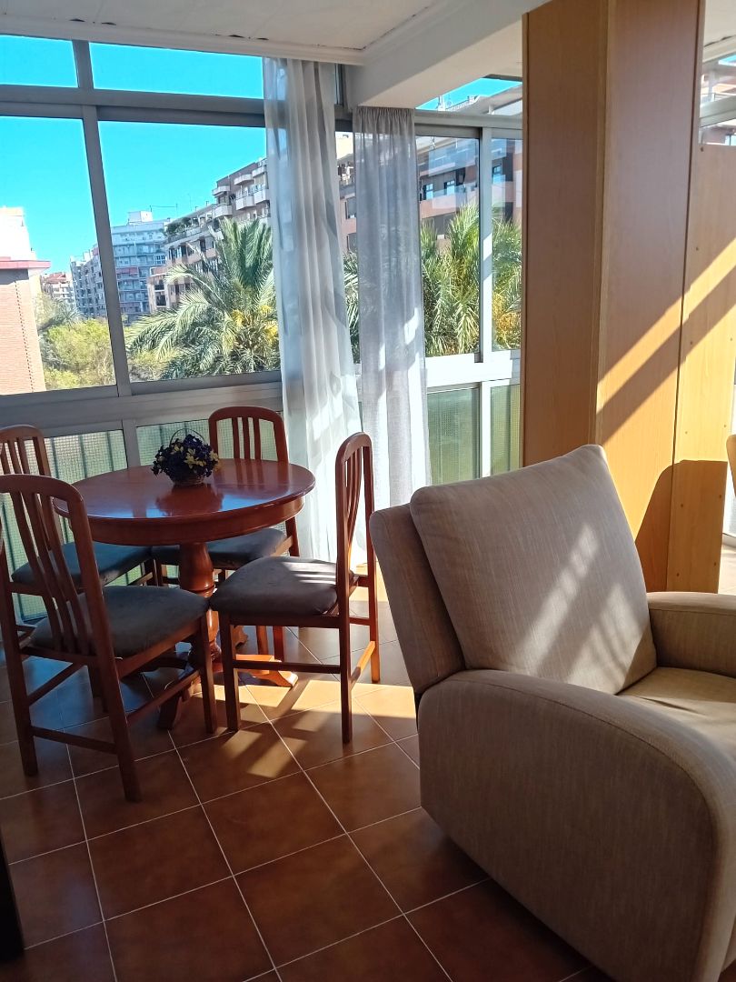 Menjador de Pis de lloguer en  Valencia Capital amb Aire condicionat, Moblat i Forn