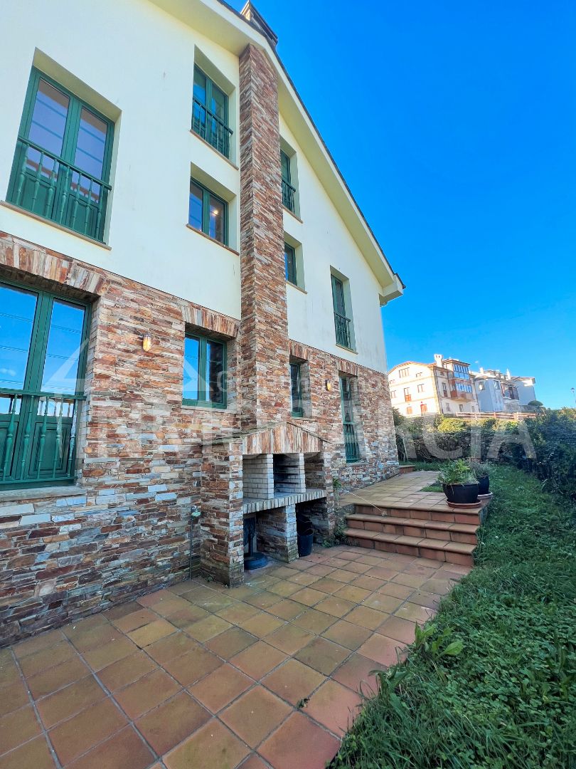 Vista exterior de Casa o xalet en venda en Tapia de Casariego amb Calefacció, Jardí privat i Parquet