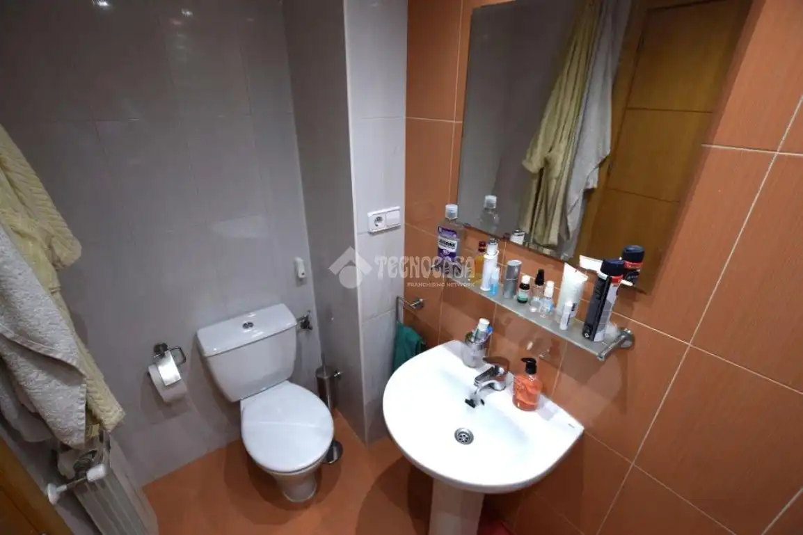 Baño de Piso en venta en Fuenlabrada con Aire acondicionado, Calefacción y Piscina comunitaria