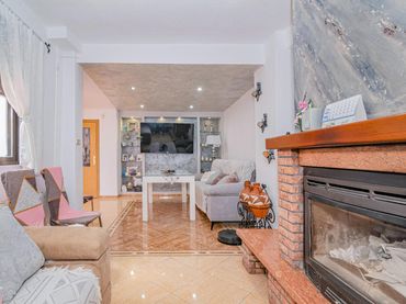 Casa amb balcó en venda a Calle MANILA