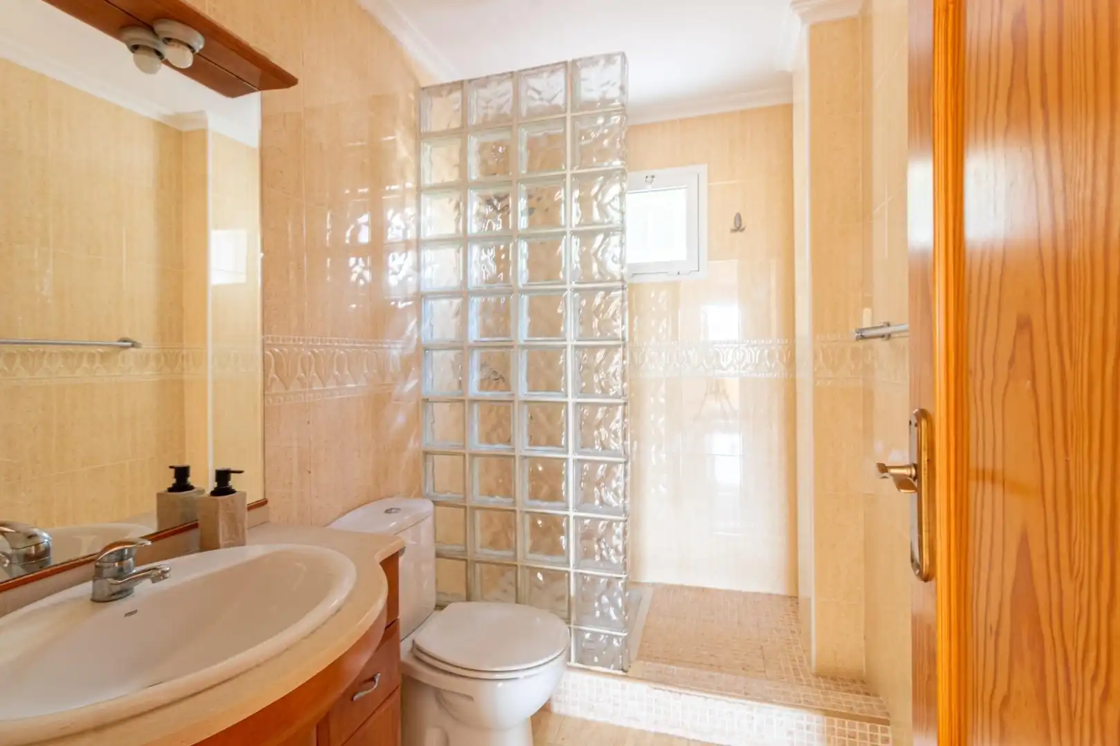 Bany de Casa o xalet en venda en Orihuela amb Aire condicionat, Jardí privat i Terrassa