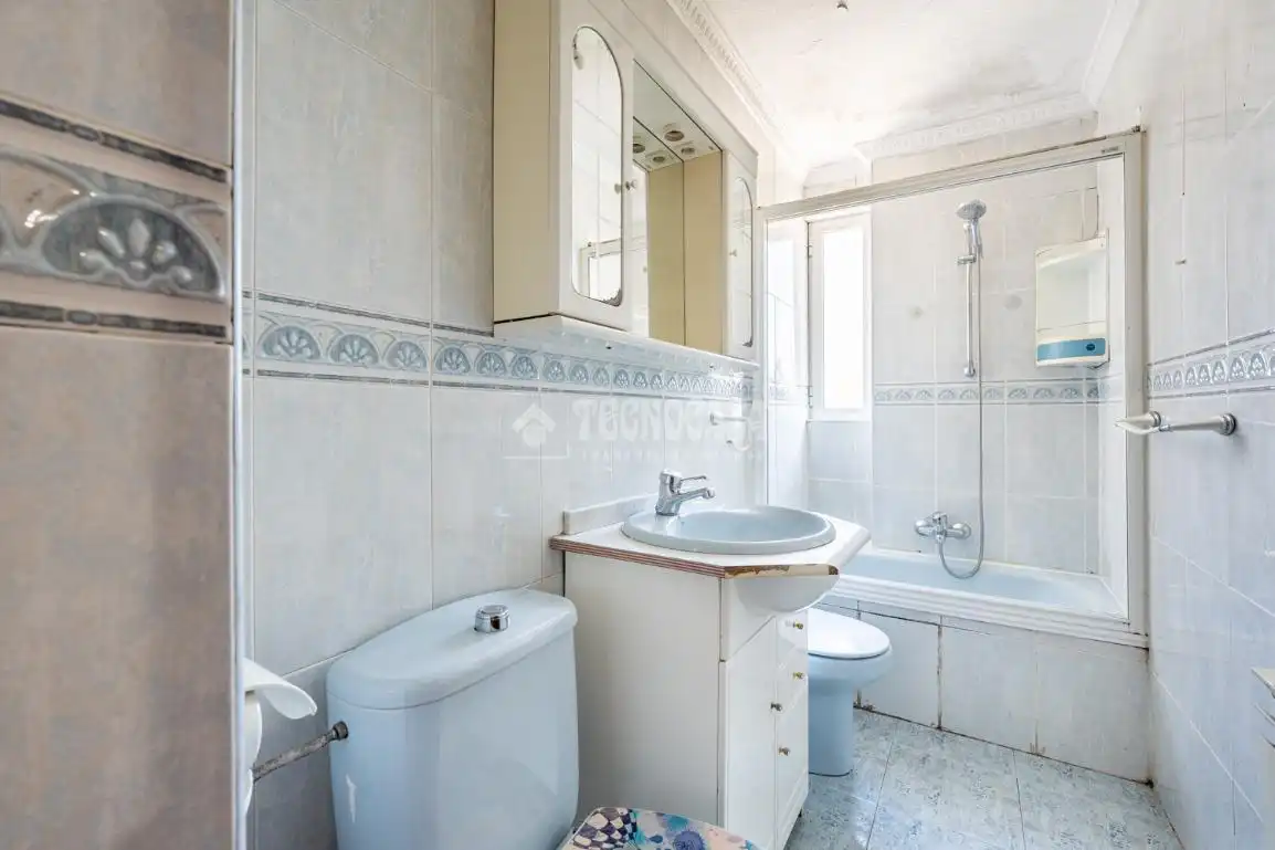 Baño de Piso en venta en Madrid con Calefacción y Trastero