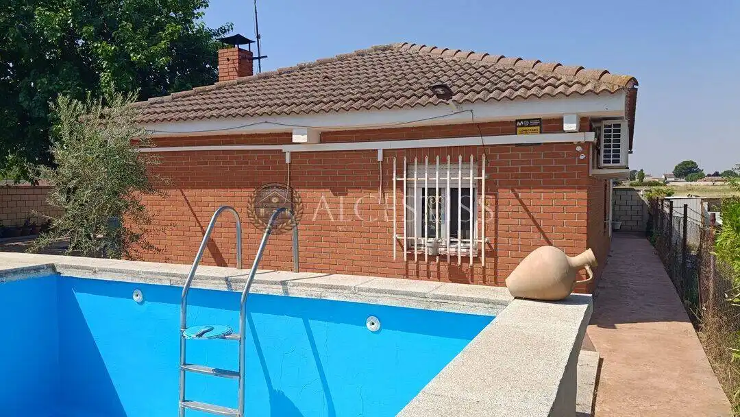 Vista exterior de Casa o xalet en venda en El Viso de San Juan amb Aire condicionat, Calefacció i Jardí privat