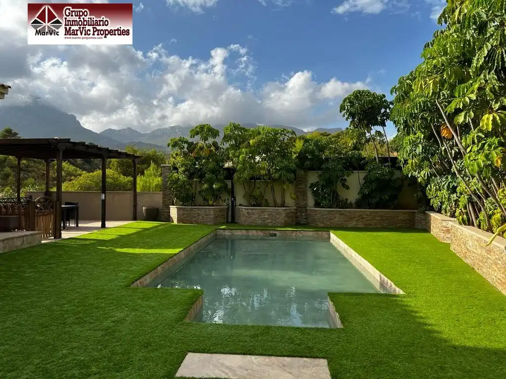 Piscina de Casa o xalet en venda en La Nucia amb Aire condicionat, Calefacció i Jardí privat