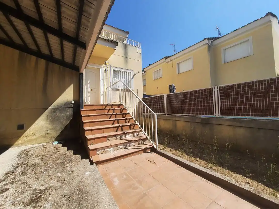 Vista exterior de Casa adosada en venda en Escalona amb Calefacció i Alarma