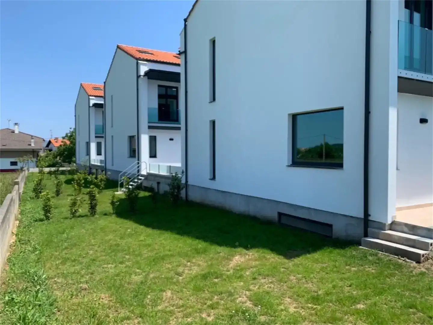 Vista exterior de Casa o xalet de lloguer en Arnuero amb Jardí privat, Traster i Moblat