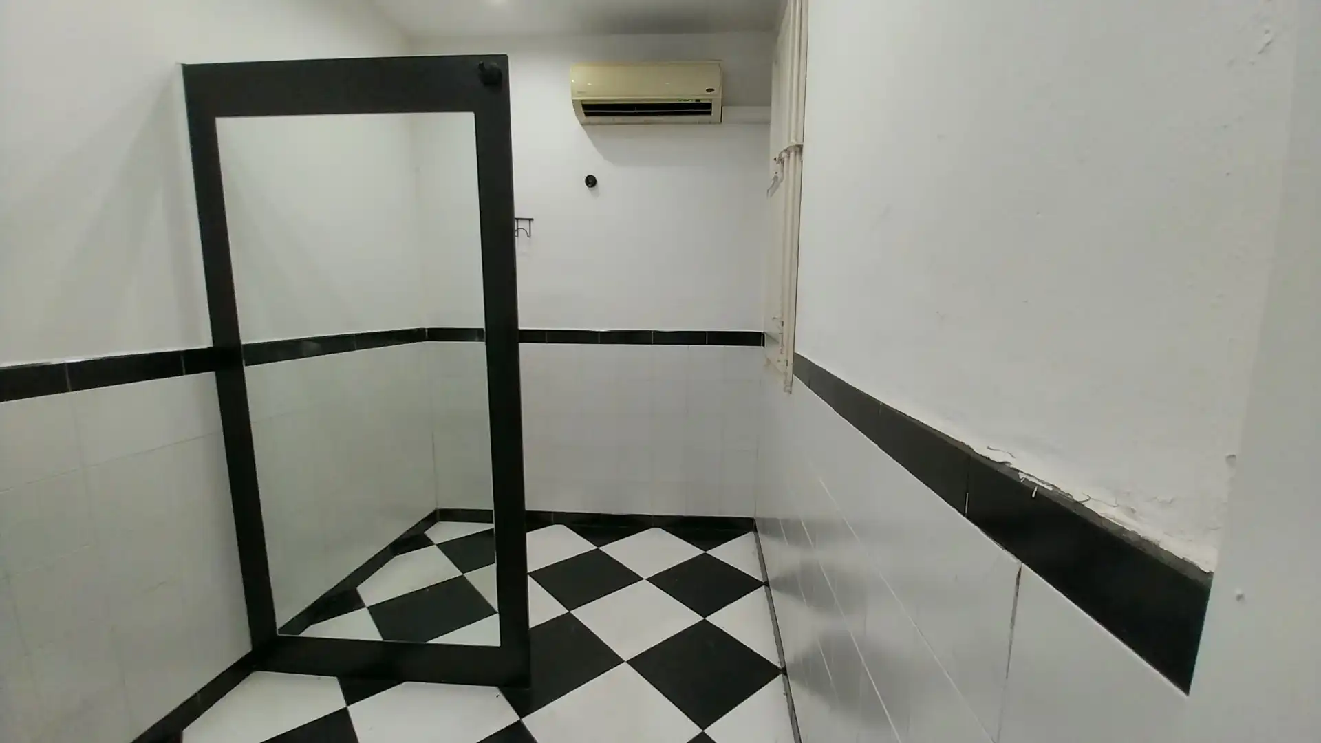 Badezimmer von Geschaftsraum zur Miete in Barcelona mit Klimaanlage und Heizung