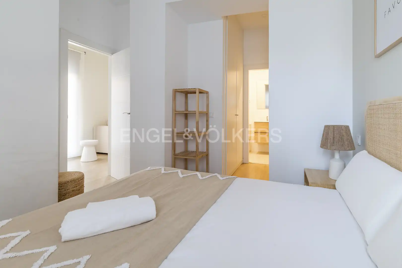 Dormitori de Apartament de lloguer en Madrid amb Aire condicionat, Calefacció i Moblat